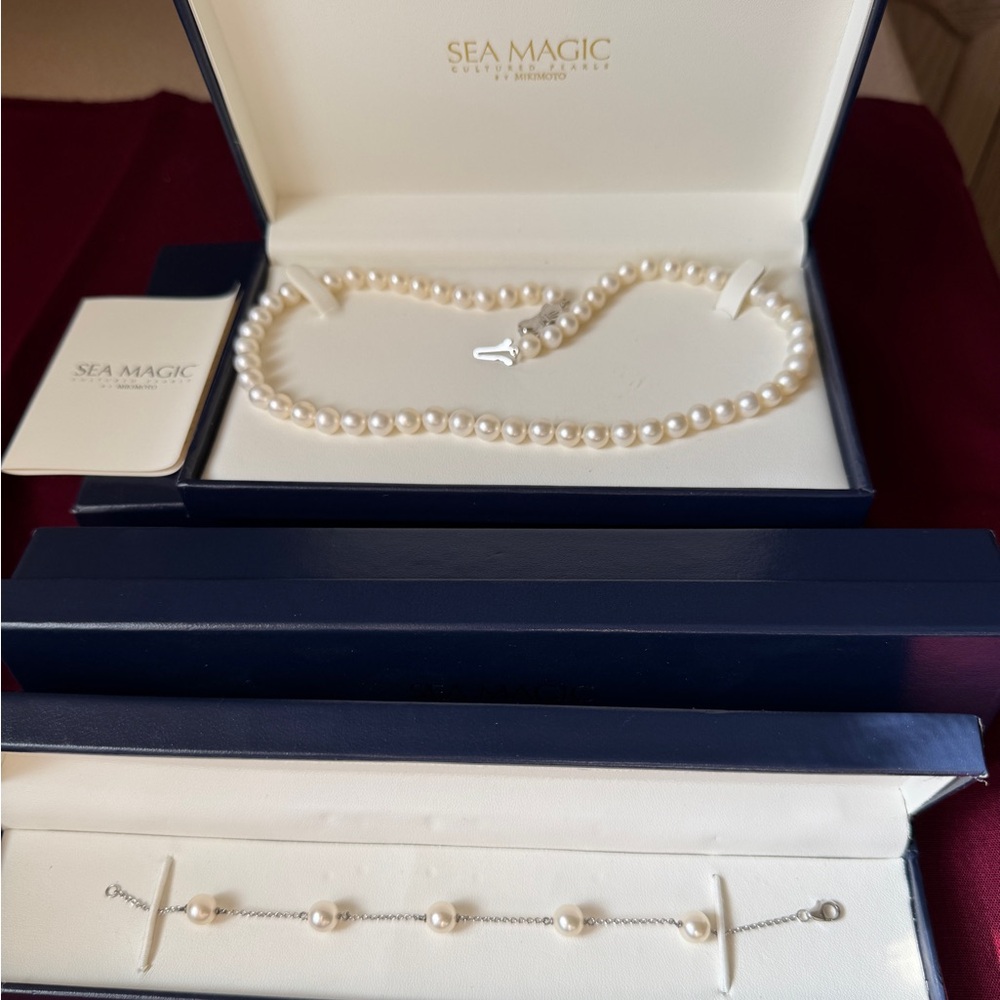 Mikimoto White Pearl Necklace and Bracelet Set